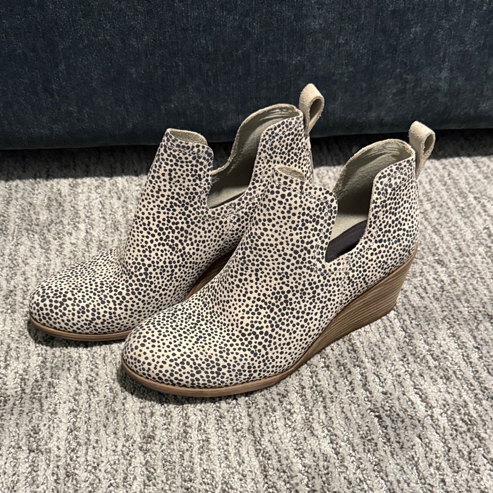 Toms Women's Speckled animal print Black and Cream suede wedge Ankle Boots